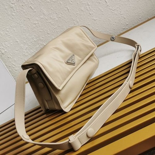 人気急上昇プラダ 偽物☆パッド入りフラップバッグ Re-Nylon ジッパーポケット pui44266