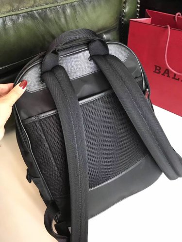 定番人気！バリー メンズ バックパック 偽物