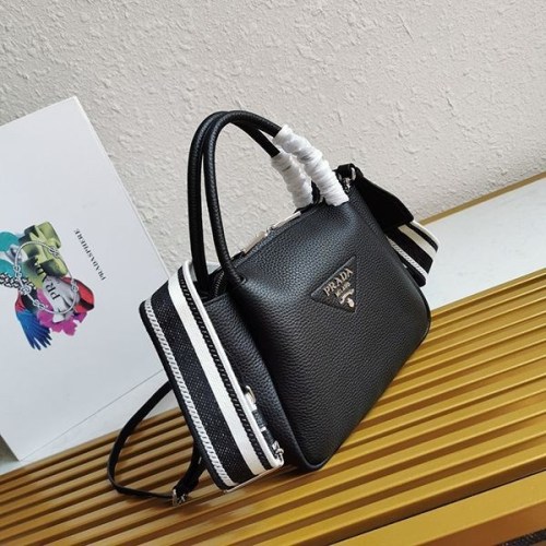 プラダ コピー ショルダーバッグ レザー 送料込 1BC146