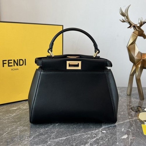 送料込 フェンディ ショルダーバッグ 新作入手困難 fej07775